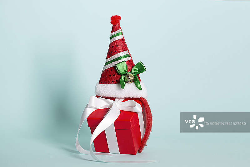 美丽的圣诞礼品盒上的时尚蓝绿色薄荷绿色背景2022图片素材