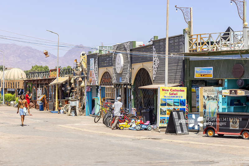 大街上有商店和餐馆，是埃及红海上一个充满异国情调的小镇的日常生活图片素材