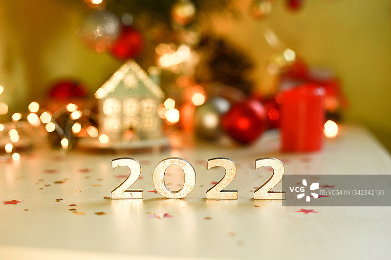 2022年新年贺卡。桌上的节日装饰品。图片素材