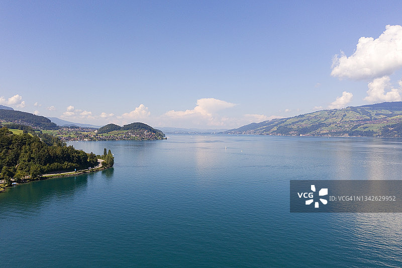 鸟瞰瑞士因特拉肯山脉和湖泊的美景图片素材