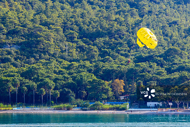 土耳其地中海上的滑翔伞。积极和极端的娱乐活动图片素材