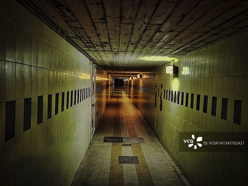 道路地下通道狭窄、黑暗、令人不安的走廊图片素材