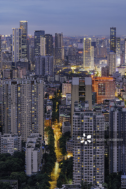 夜晚繁华的现代城市建筑和密集的城市高层建筑图片素材