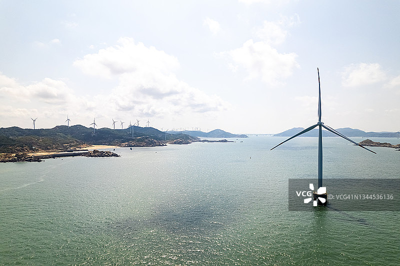 无人机拍摄的海上风力涡轮机图片素材