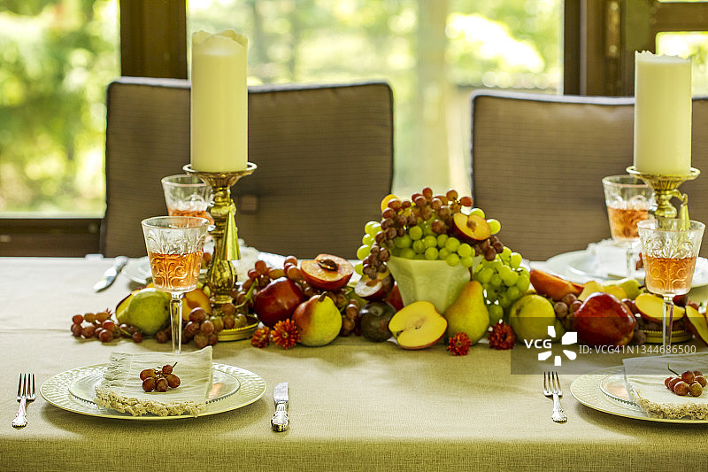 秋季餐桌装饰用新鲜水果。图片素材