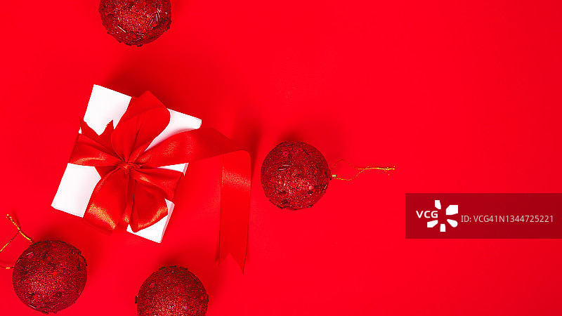 圣诞礼品盒红色背景，平放。前视图。空间的文本图片素材