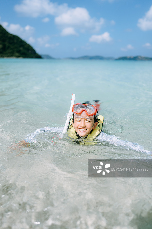 孩子在清澈的热带水域游泳，克拉马群岛，冲绳，日本图片素材