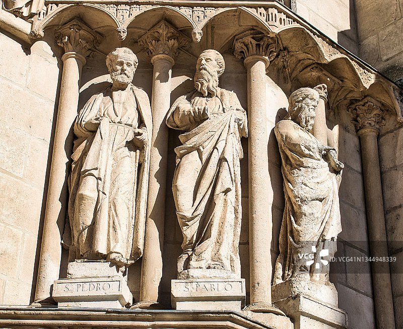 西班牙布尔戈斯哥特式大教堂的萨门塔尔门框上有圣彼得和圣保罗的雕像图片素材