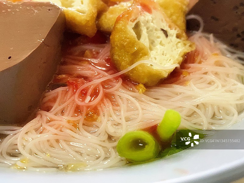 泰国著名的街边小吃燕塔四。
正宗的泰式面汤。图片素材