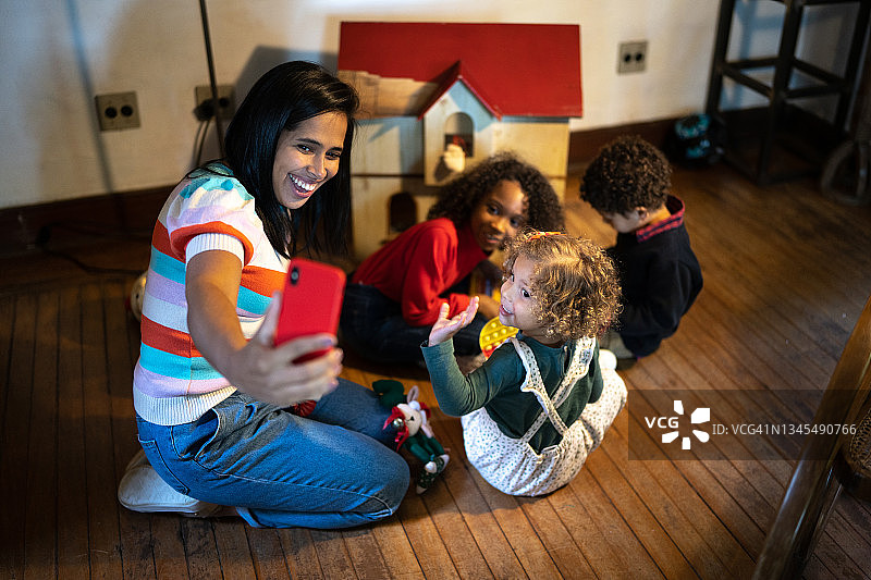 母亲和孩子在家里用智能手机视频通话图片素材