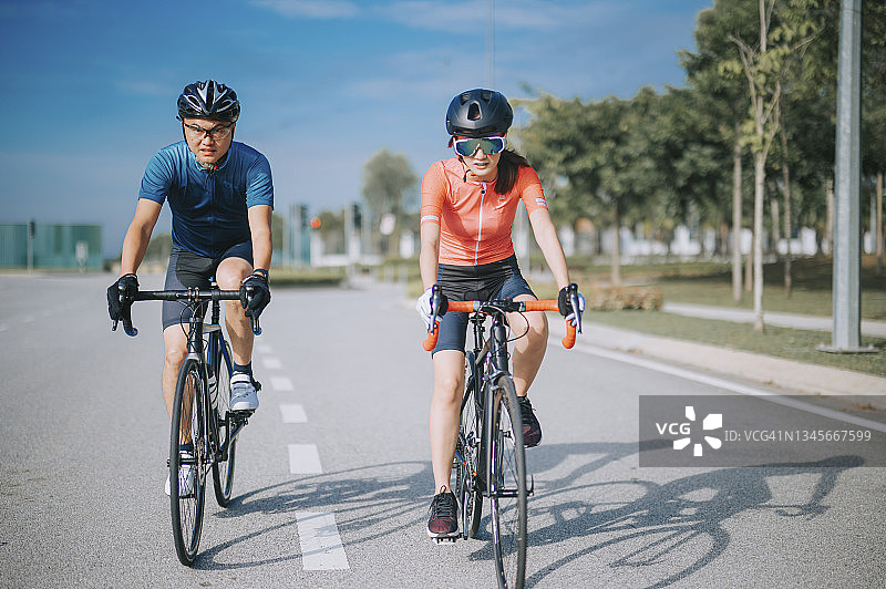 亚洲的中国夫妇喜欢在周末早上一起骑公路自行车图片素材