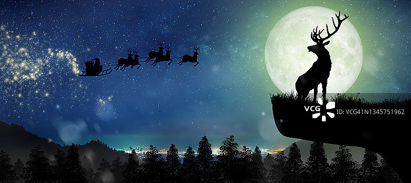 圣诞老人飞过满月的剪影。图片素材