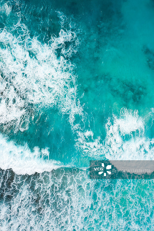 蓝色海洋纹理与波浪和泡沫。塞舌尔的拉迪格岛。图片素材