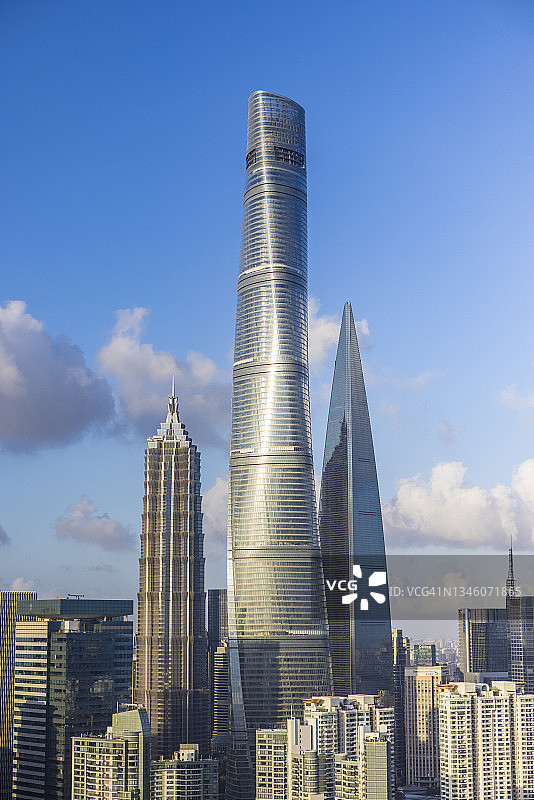 阳光明媚的上海摩天大楼图片素材