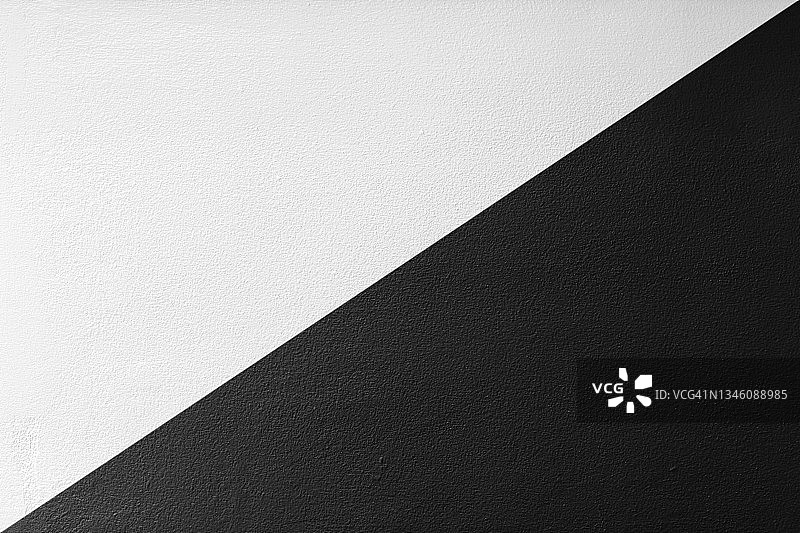 黑白两种色调的老旧垃圾墙混凝土纹理作为背景。图片素材