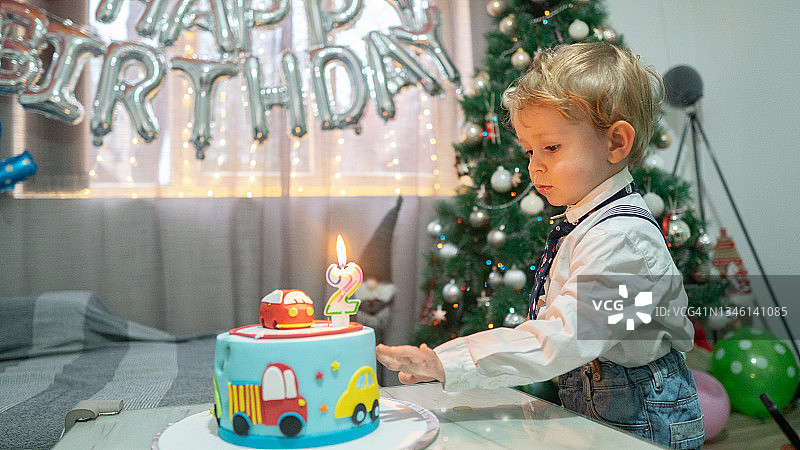 可爱的小男孩庆祝两岁生日图片素材