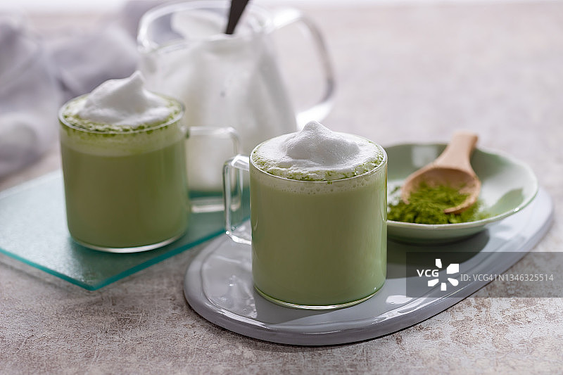 绿茶抹茶拿铁，加牛奶泡沫，抹茶粉图片素材