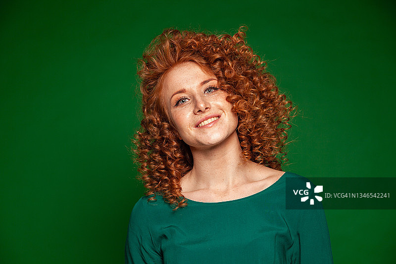 演播室里穿着绿色衣服的红发女人图片素材