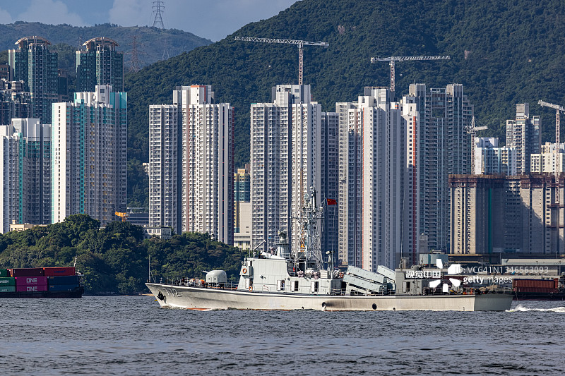037-II型导弹护卫舰(772号)穿过香港维多利亚港返回海军基地图片素材