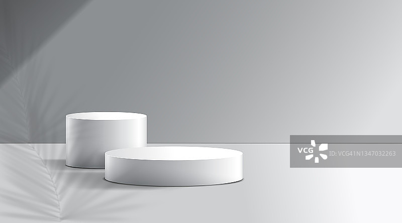 白色讲台与最小的白色背景的产品演示模板。图片素材