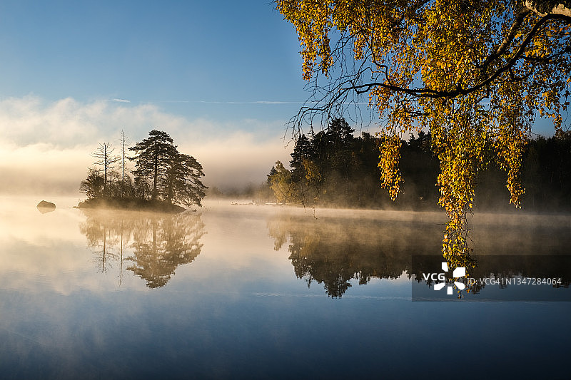 拂晓，湖面上有雾，有岛屿，还有秋天图片素材