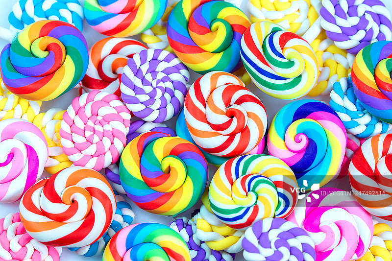 无缝模式与糖果。五颜六色的棒棒糖，糖果的背景。许多甜蜜的糖果图片素材