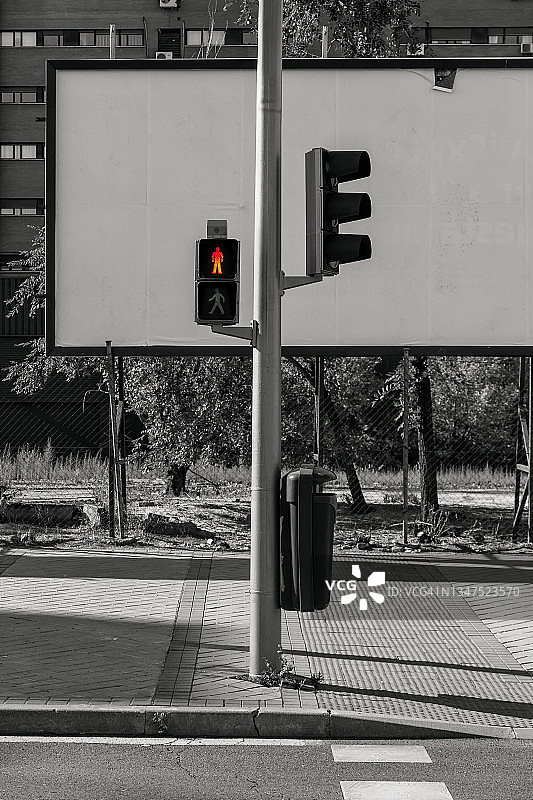 红色的交通灯和空白的广告牌图片素材