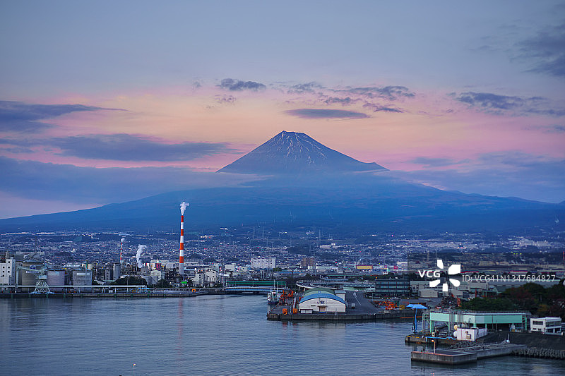 富士山有工业建筑。图片素材
