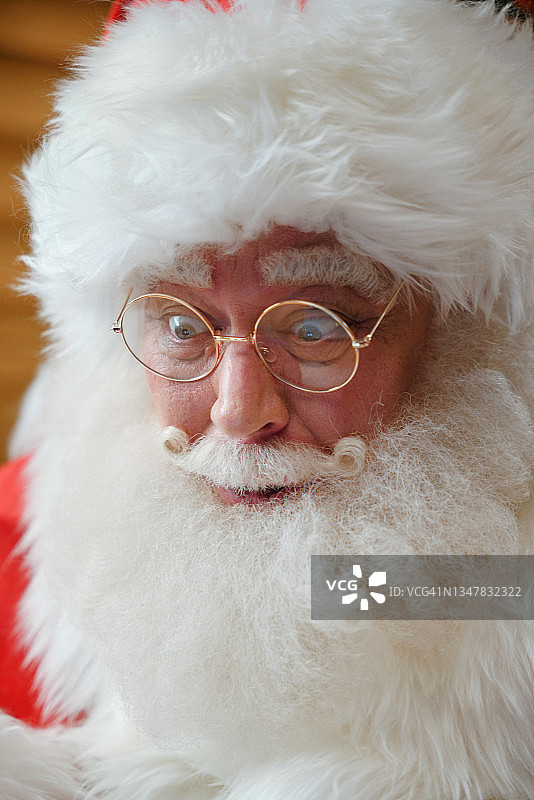 戴着眼镜的圣诞老人的特写图片素材