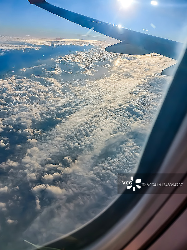 从云层上方的飞机上看图片素材