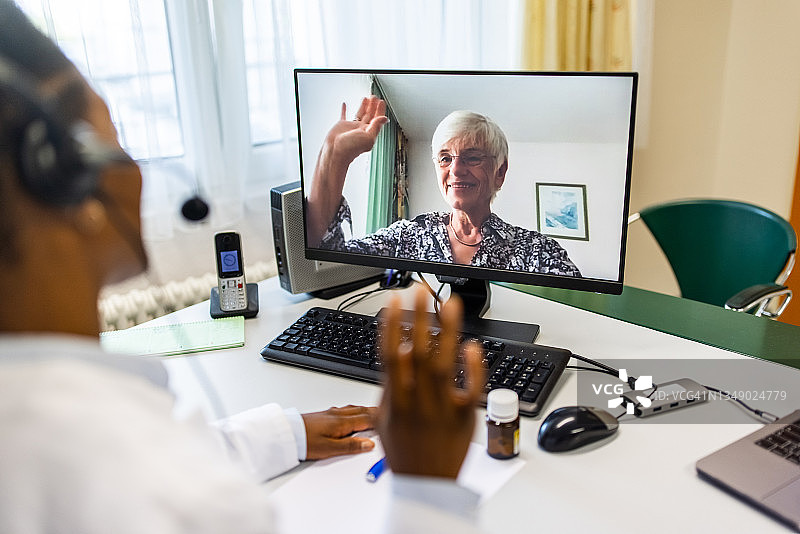 医生与远方的病人进行远程医疗视频通话图片素材
