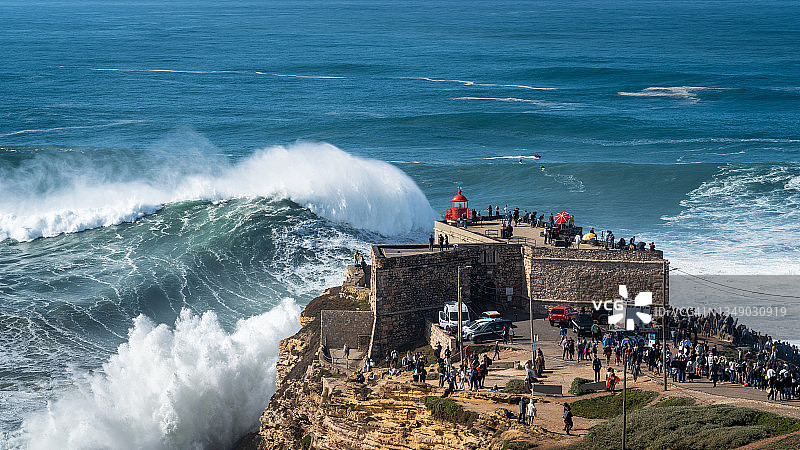 巨浪在葡萄牙的纳扎尔破碎，以世界上最大的海浪而闻名图片素材