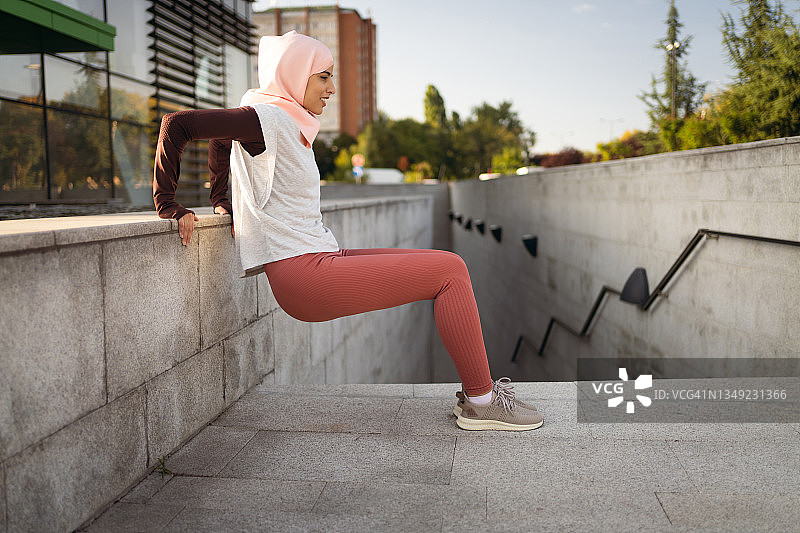 穆斯林女运动员在户外锻炼图片素材