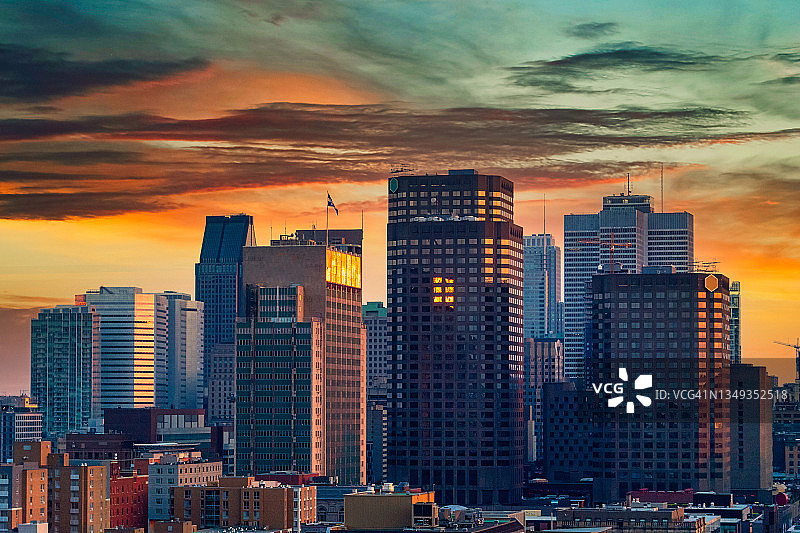 黄昏的蒙特利尔城市天际线图片素材