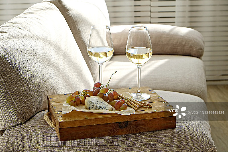玻璃杯装白葡萄酒。图片素材