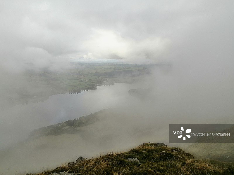 雾蒙蒙的景色和倒影在英国湖区的乌尔斯沃特图片素材