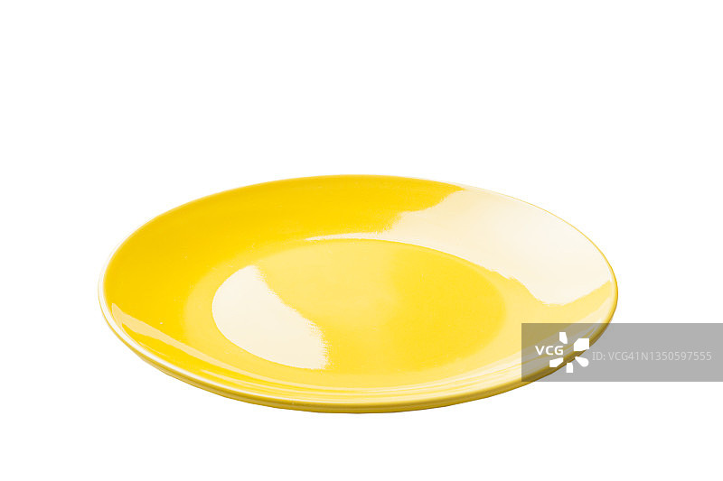黄色陶瓷圆板隔离在白色背景上。透视图图片素材