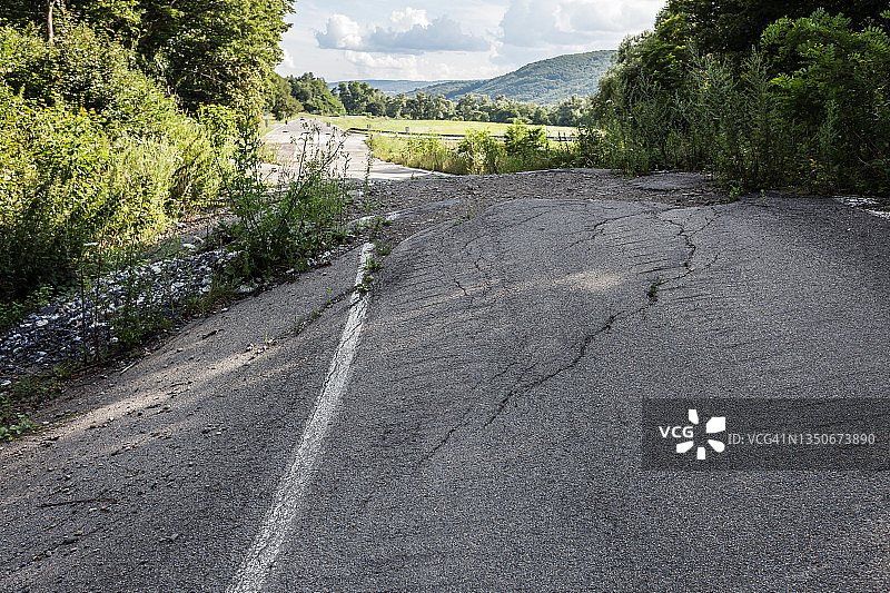 自然灾害造成的道路破坏图片素材