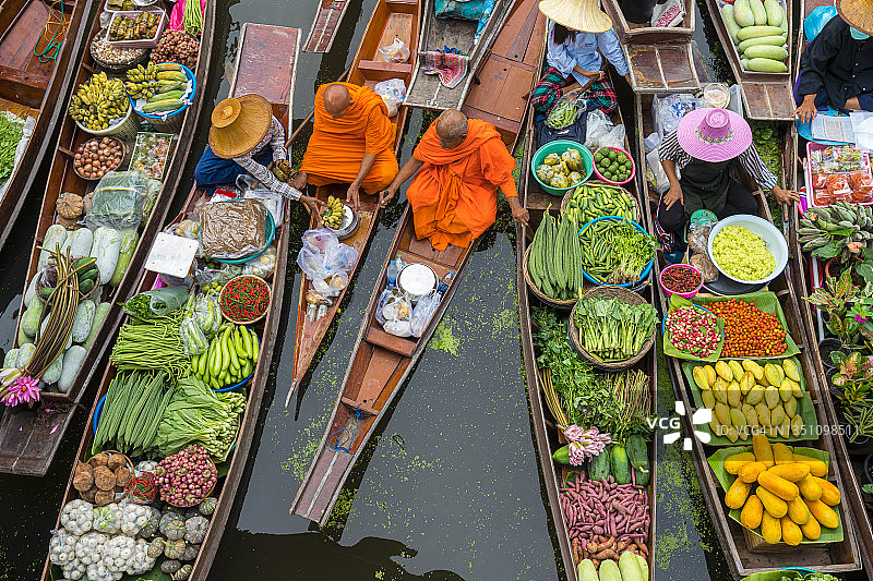 泰国运河上的浮动市场。图片素材