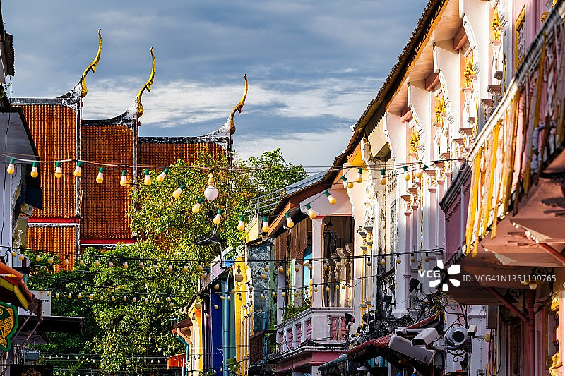 泰国普吉岛的西诺古建筑，葡萄牙风格。古老的建筑是普吉岛非常著名的旅游目的地。泰国普吉岛老城的旧殖民风格建筑。图片素材