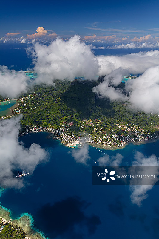 鸟瞰博拉博拉岛，一个豪华旅游度假胜地，位于南太平洋法属波利尼西亚的Otemanu山下图片素材