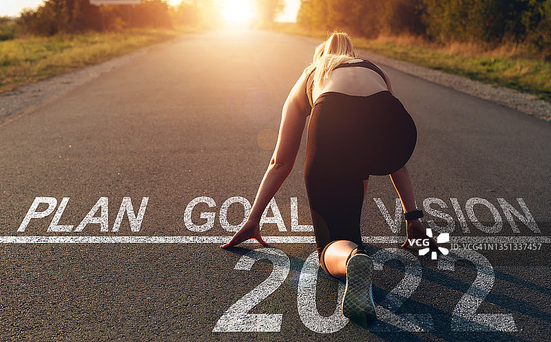 让我们看看第202年。在起跑线上等待2022年新年的运动女孩。新的目标、计划和愿景图片素材