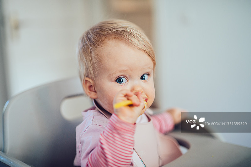 小女孩在吃新鲜的有机自制糊。图片素材