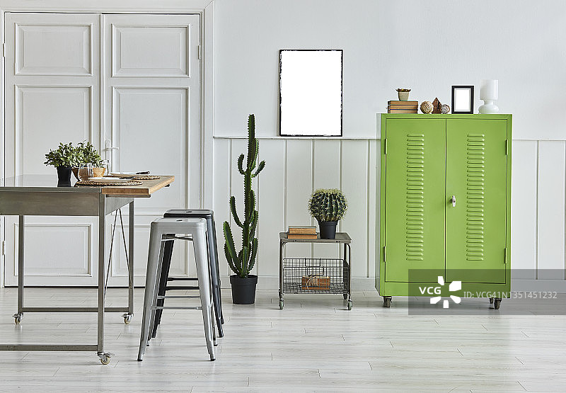 室内绿色橱柜桌面，白色墙面图片素材