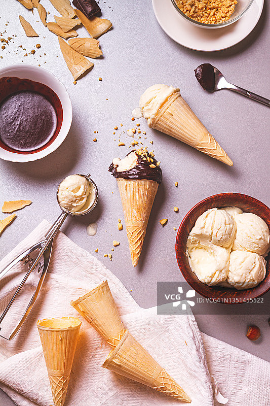 自制冰淇淋和巧克力，在烹饪过程中加入坚果图片素材
