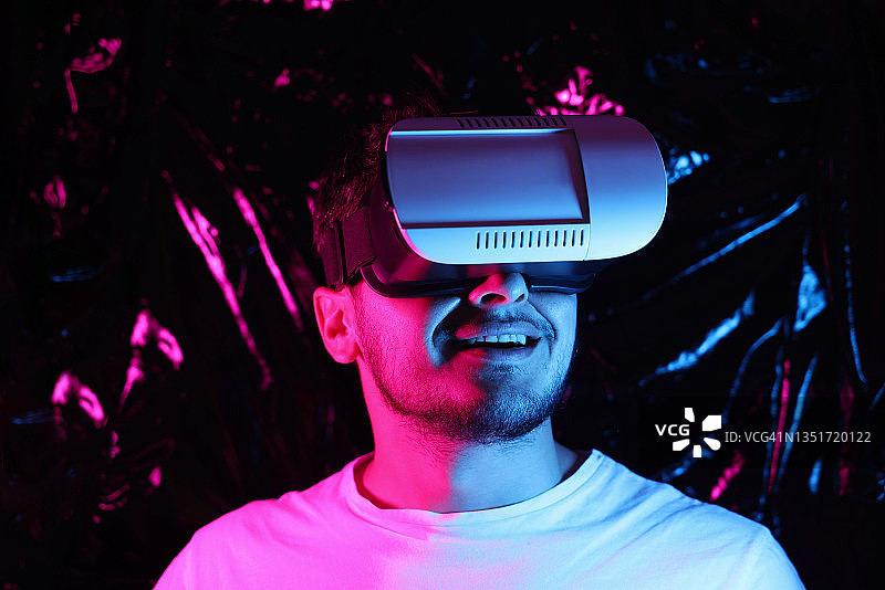 戴着VR眼镜的男人图片素材