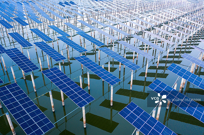 夕阳下湖面的太阳能发电厂图片素材