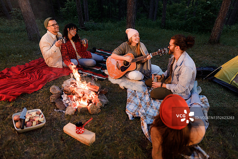 快乐的朋友们在森林里露营。图片素材