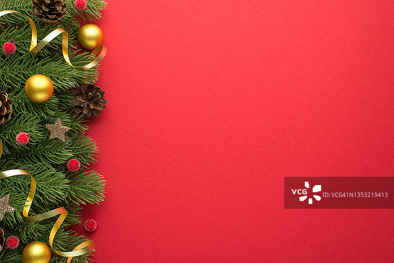 顶部视图照片的金色小圣诞树球松果红浆果发光的星星和金色蛇形在孤立的红色背景与copyspace的松树树枝图片素材