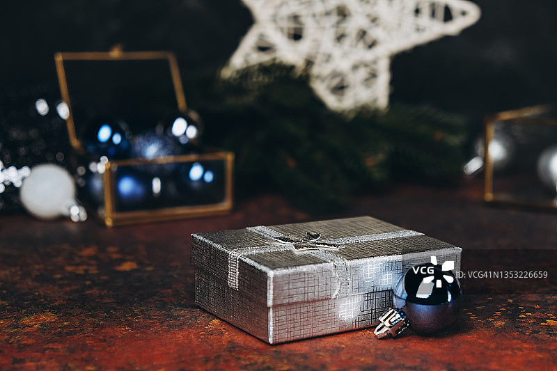 礼品盒，圣诞装饰品，冷杉树枝和柳条星星。图片素材